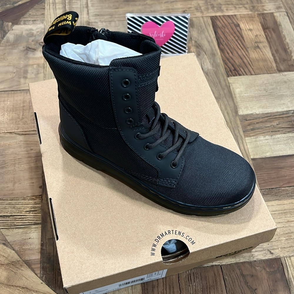 ๐ DR MARTENS JUNIOR UNISEX COMBS EXTRA TOUGH POLY CASUAL BOOTS NWT - Picture 9 of 14